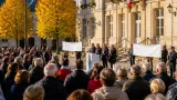 Des élus et une centaine d’habitants réunis à Beaumont‑sur‑Sarthe pour condamner les violences