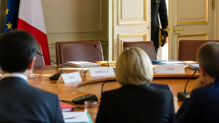 Après les violences du 17 octobre, Sébastien Lecornu reçoit les maires de Paris, Marseille et Lyon
