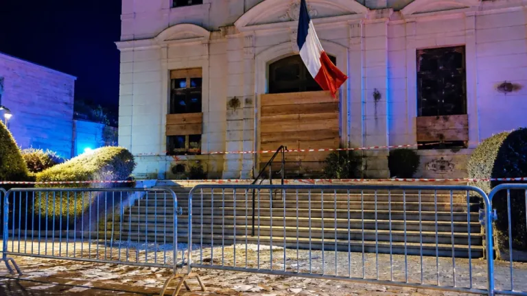 Un maire demande l’activation de l’article 16 de la Constitution après les violences du 17 octobre